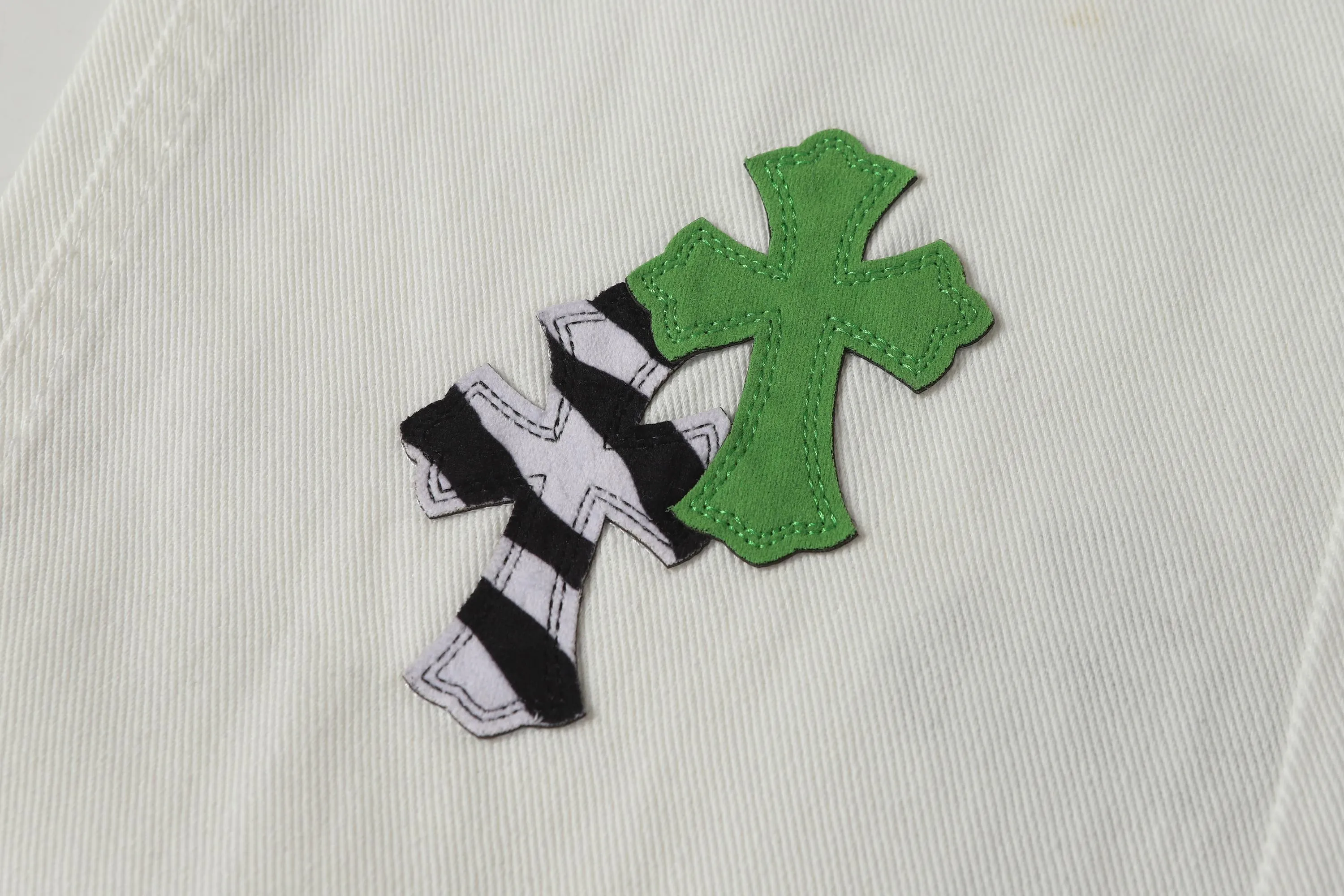 P270 Chrome Hearts/Chrome Hearts 25ss classic white cow series colored leather cross washed color cloth men's and women's denim trousers Color: Picture color Code number: 28-36